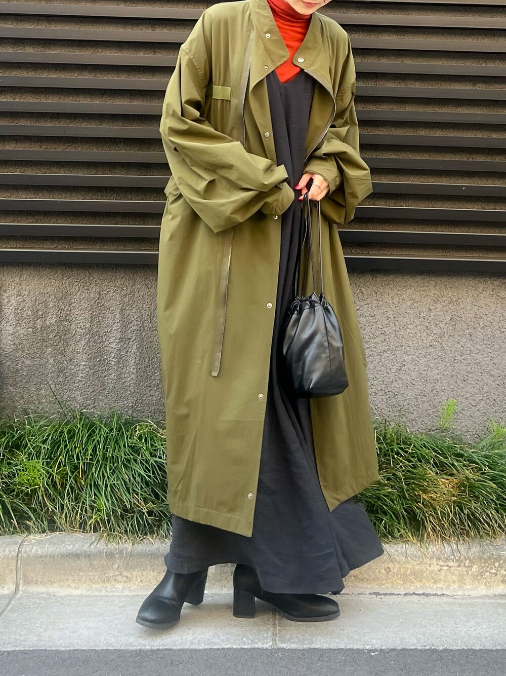 「今日のコーデ、モノトーンコーデ、ワンピース、大人コーデ、ブラック、カラーコーデ、大人女子、オトナカジュアル」｜「JEANASISのメローハイネックLST/918264（Tシャツ/カットソー、オレンジ系）」を使った、nssis2さん（レディース・166cm）の春コーディネートの1枚目の写真
