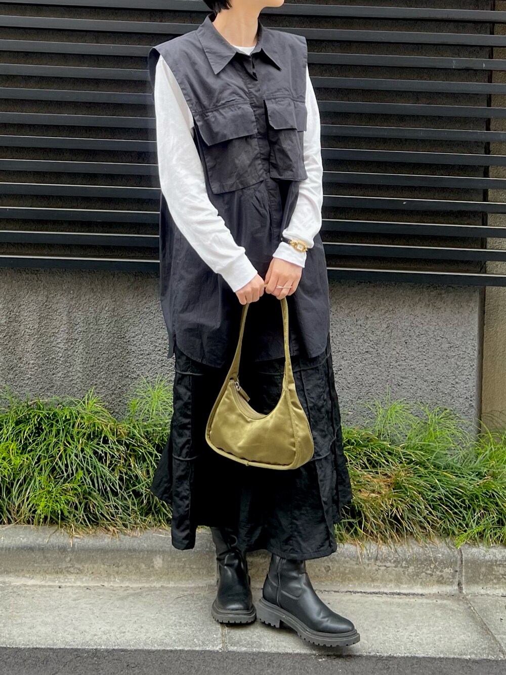 「大人カジュアル、スカートスタイル、今日のコーデ、古着MIX、ブラック、ロングスカート、白Tシャツ、ブラックコーデ、大人シンプル」｜「ZARAのシャツベスト（シャツ/ブラウス、ブラック系）」を使った、nssis2さん（レディース・166cm）の春コーディネートの1枚目の写真