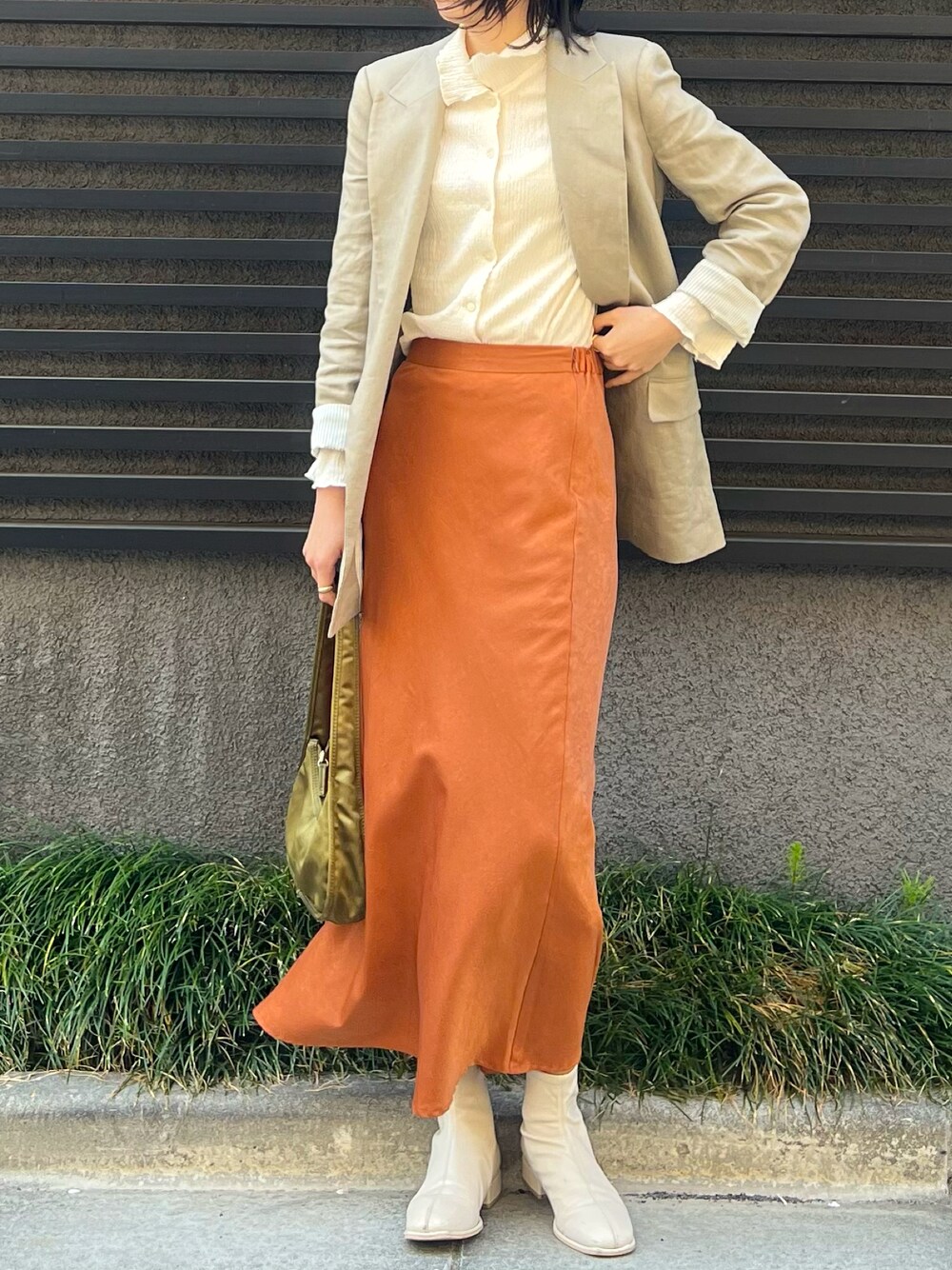 「春カラー、春夏コーデ、キレイめ、カジュアルコーデ、カラーコーデ、ナチュラル、シアートップス、春服、大人コーデ、オフィスカジュアル、ロングスカート、オレンジコーデ、ジャケットスタイル、OLコーデ、高身長女子」｜「ZARAのアイテム（ジャケット/アウター、グレー系）」を使った、nssis2さん（レディース・166cm）の春コーディネートの1枚目の写真