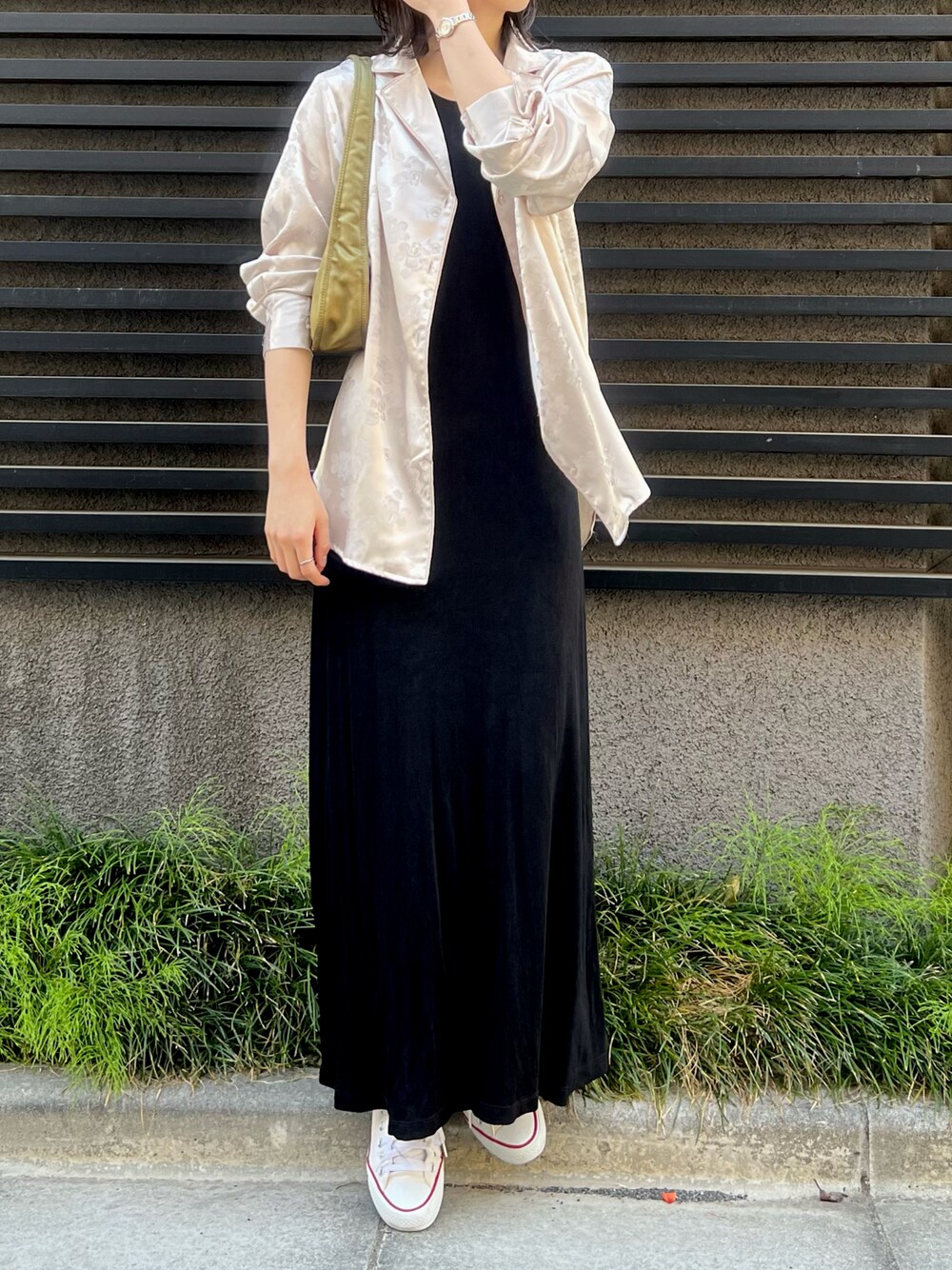 「春服、ラクチンコーデ、今日のコーデ、ラフ、大人カジュアル、ベージュ、ootd、ブラックコーデ、スニーカー、ワンピース、ワンピース×スニーカー、シャツスタイル、スニーカー女子、スニーカーコーデ、ブラックワンピース」｜「mysticのアイテム（シャツ/ブラウス、ホワイト系）」を使った、nssis2さん（レディース・166cm）の春コーディネートの1枚目の写真