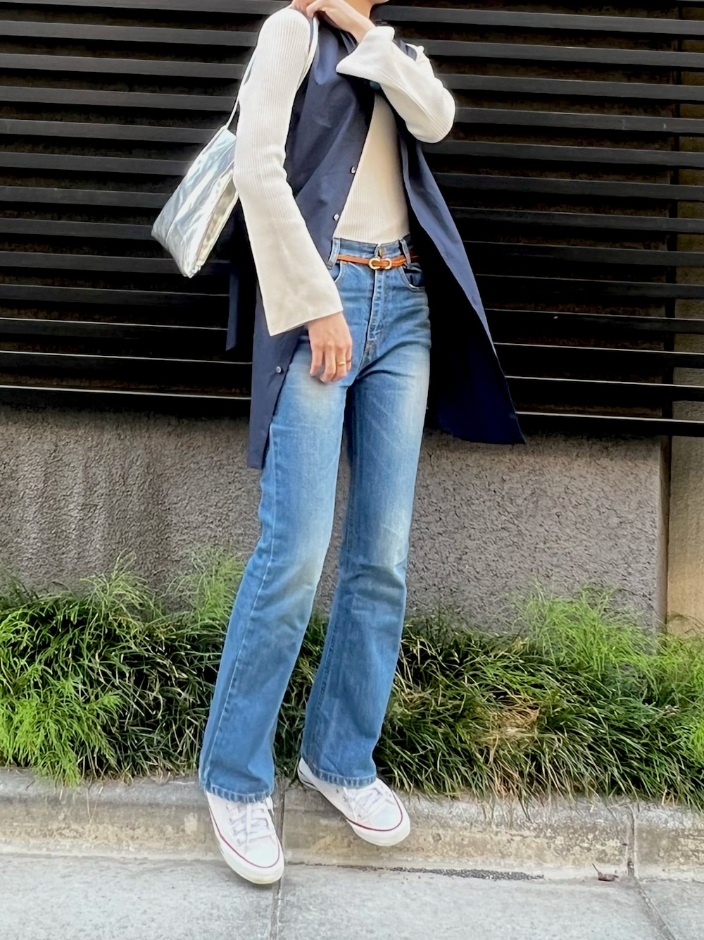 「カジュアル、ラクチンコーデ、休日コーデ、白スニーカー、パンツスタイル、デニム、シャツスタイル、シルバーバッグ、ネイビー×ホワイト、春コーデ、ラフ、デニムコーデ、シャツコーデ、フレアデニム、スニーカー女子」｜「UNIQLOのアイテム（Tシャツ/カットソー、ベージュ系）」を使った、nssis2さん（レディース・166cm）の春コーディネートの1枚目の写真