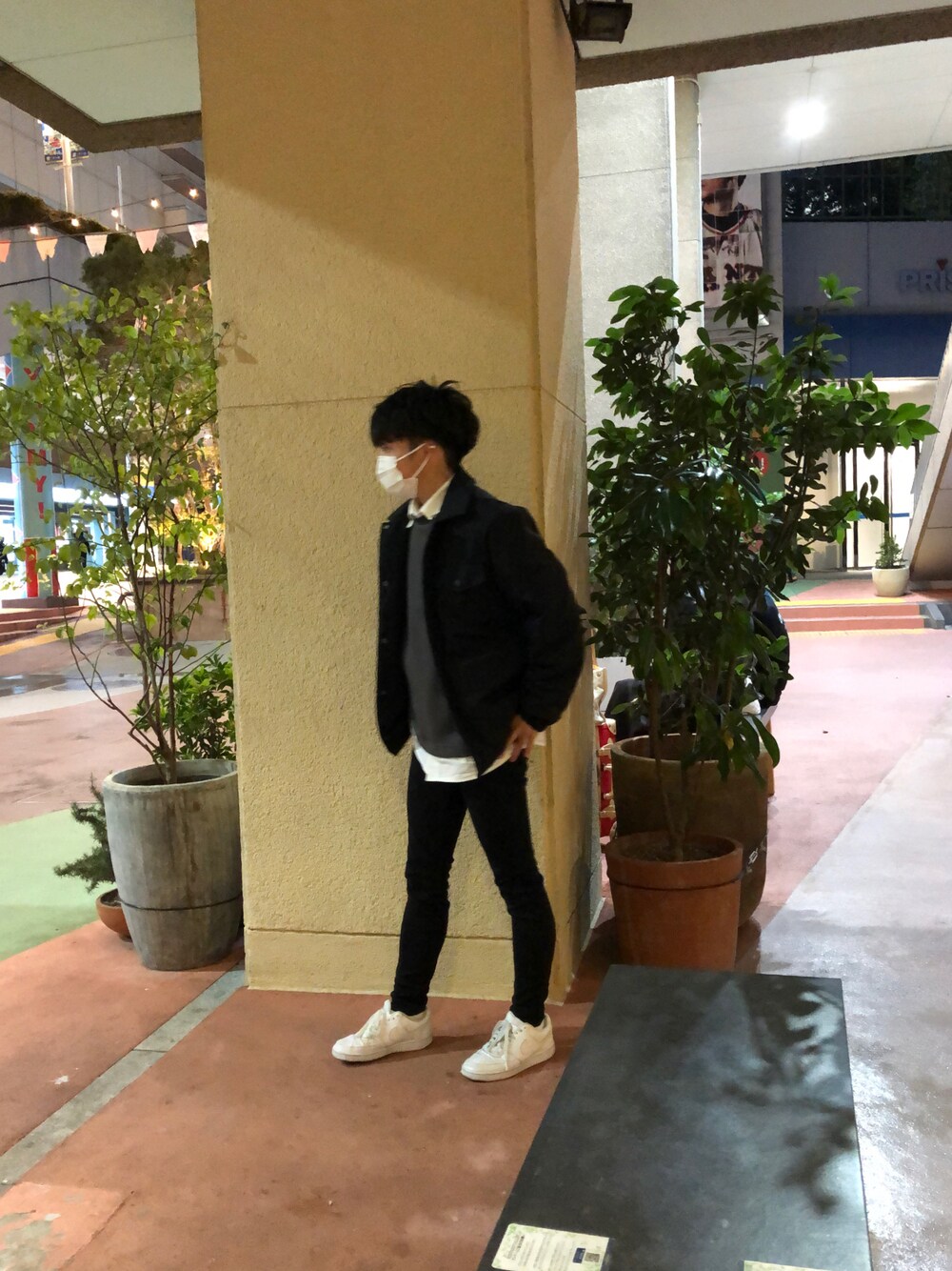 「シンプルコーデ、キレイめ、シンプルスタイル、ブラックコーデ、UNIQLO、白スニーカー、プチプラ」｜「H&Mのアイテム（ノーカラージャケット、ブラック系）」を使った、shinya4083さん（メンズ・158cm）の春コーディネートの1枚目の写真
