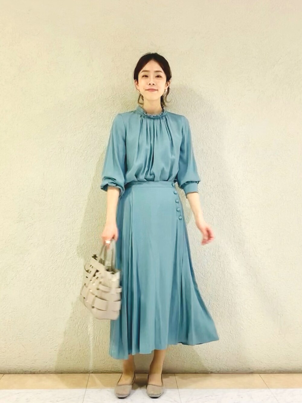 「春服みてみて、フォーマル、セットアップ、お洒落さんとつながりたい、お出かけコーデ、ブラウス、スカート、ブルー、お呼ばれスタイル、カラー×コーデ」｜「KATHARINE ROSSの【KATHARINE ROSS】マットグロスツイル スタンドカラーギャザーブラウス（シャツ/ブラウス、ブルー系）」を使った、たむーさん（レディース・165cm）の春コーディネートの1枚目の写真
