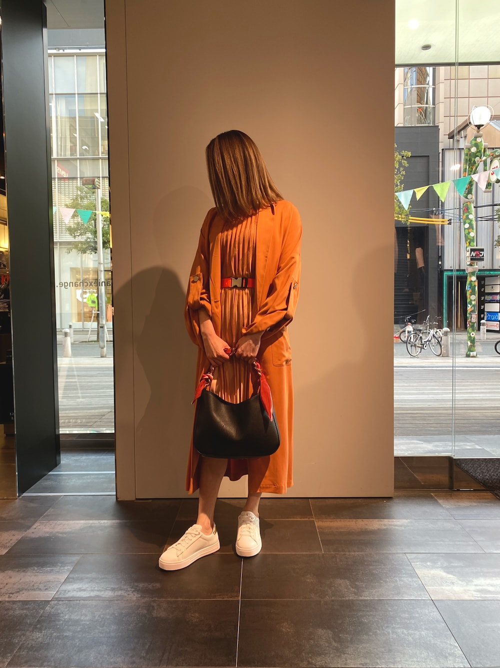 「大人コーデ、はるコーデ、春カラー、キレイめ、休日スタイル、春コーデ、きれいめカジュアル、ママファッション、いいね、save、フォローお願いします🤑、ワンピース、メンズライク、大人カジュアル、アルマーニエクスチェンジ、AXchanger、AXchange」｜「ARMANI EXCHANGEの【A|X アルマーニ エクスチェンジ】リラックスシルエット　ロングコート（トレンチコート、オレンジ系）」を使った、peachさん（レディース・157cm）の春コーディネートの1枚目の写真