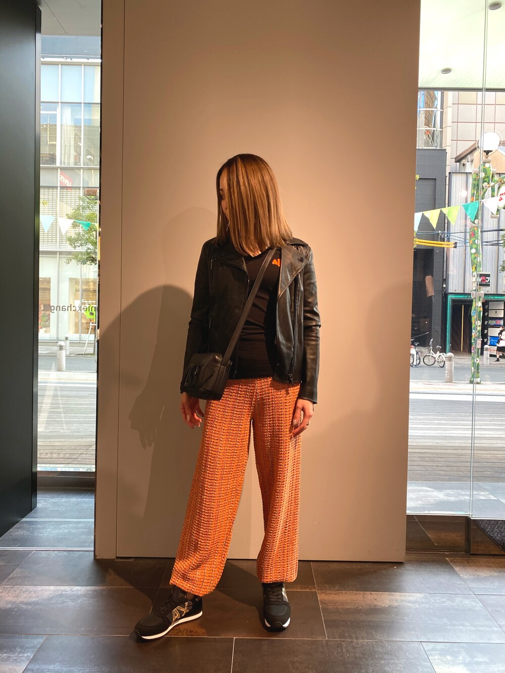 「春服、大人カジュアル、春カラー、アルマーニエクスチェンジ、AXchanger、AXchange、ニットパンツ、レザージャケット、スニーカー、春コーデ」｜「ARMANI EXCHANGEの【A|Xアルマーニ エクスチェンジ】フェイクレザー　ライダースジャケット（ライダースジャケット、ブラック系）」を使った、peachさん（レディース・157cm）の春コーディネートの1枚目の写真