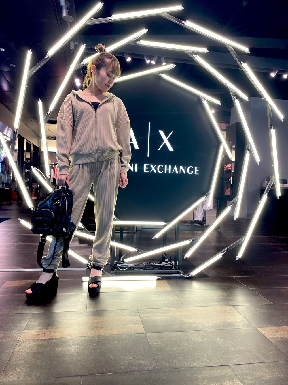 「AXchanger、AXchange、ミニバッグ、アルマーニエクスチェンジ、大人カジュアル、シンプル、セットアップ、休日スタイル、おしゃれさんと繋がりたい、低身長女子、大人コーデ、モノトーンコーデ、ラクチンコーデ、海外セレブ風、ベージュ」｜「ARMANI EXCHANGEの【A|X アルマーニ エクスチェンジ】ロープソールウエッジサンダル（サンダル、ブラック系）」を使った、peachさん（レディース・157cm）の夏コーディネートの1枚目の写真