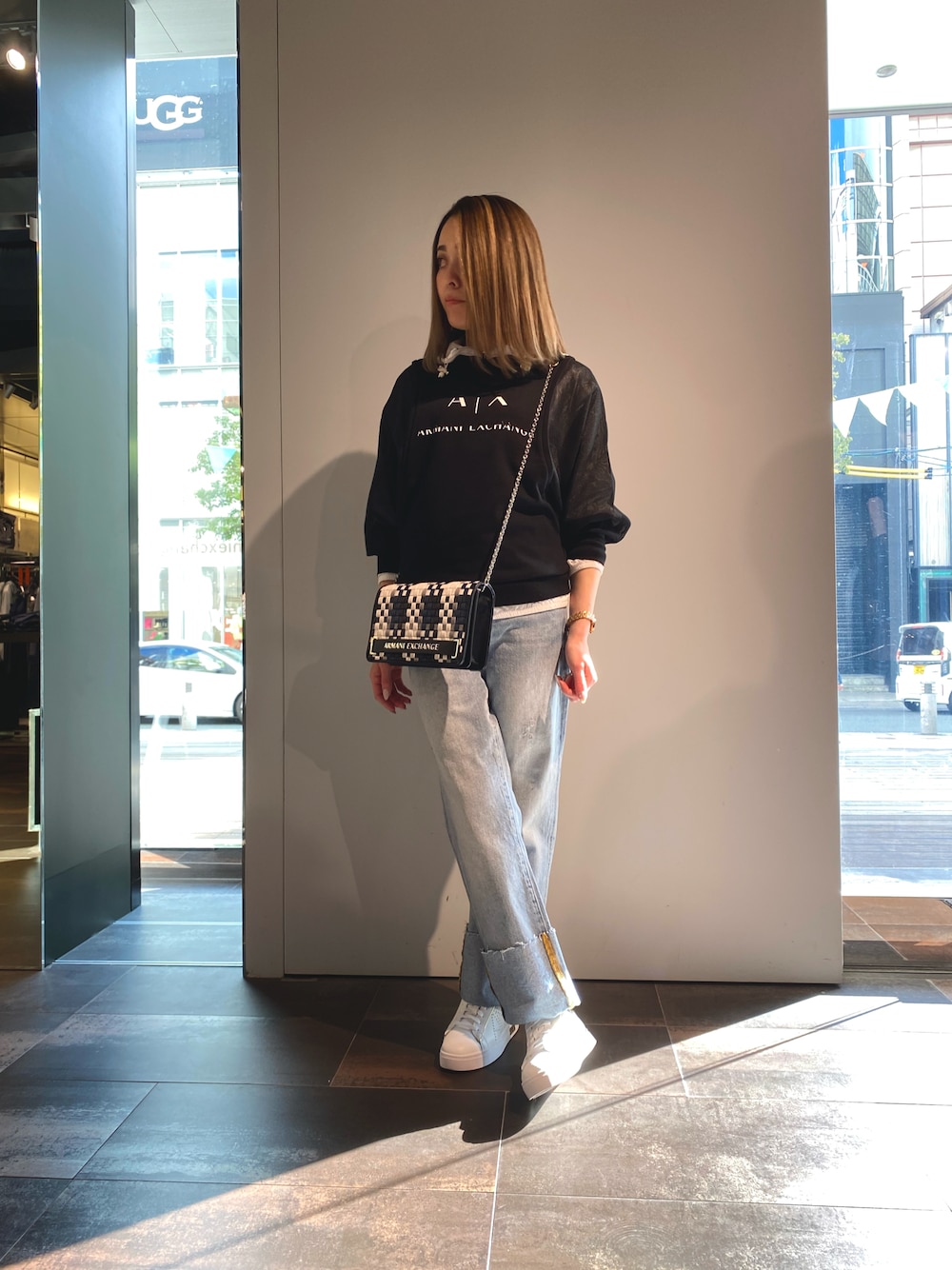 「シンプルコーデ、大人女子、カジュアルコーデ、パンツスタイル、アルマーニエクスチェンジ、AXchanger、AXchange、スニーカー、春コーデ、お花見、お花見コーデ、フォローミー、低身長、デニム、デニムパンツ」｜「ARMANI EXCHANGEの【A|X アルマーニ エクスチェンジ】2トーンICON スウェットプルオーバー（スウェット、ブラック系）」を使った、peachさん（レディース・157cm）の春コーディネートの1枚目の写真