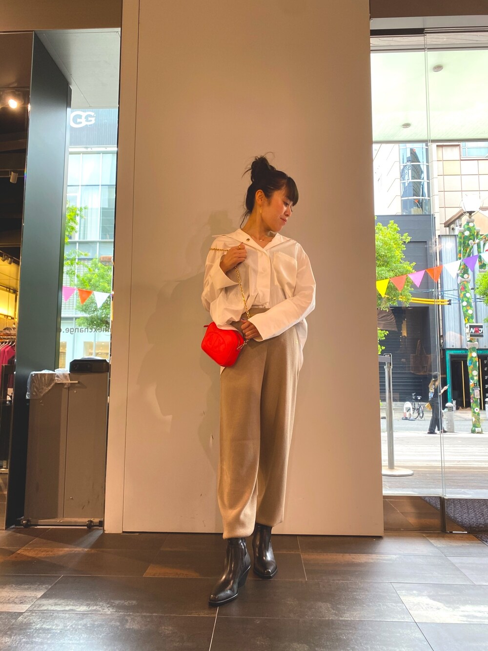 「AXchanger、AXchange、シンプルスタイル、大人カジュアル、秋服、休日コーデ、ゆるコーデ、ZARA、ショートブーツ、シャツスタイル、低身長コーデ、デニム、UNIQLO、今日のコーデ」｜「ARMANI EXCHANGEの【A|X アルマーニ エクスチェンジ】異素材ポケット　ポプリンシャツ（シャツ/ブラウス、ホワイト系）」を使った、peachさん（レディース・157cm）の秋コーディネートの1枚目の写真