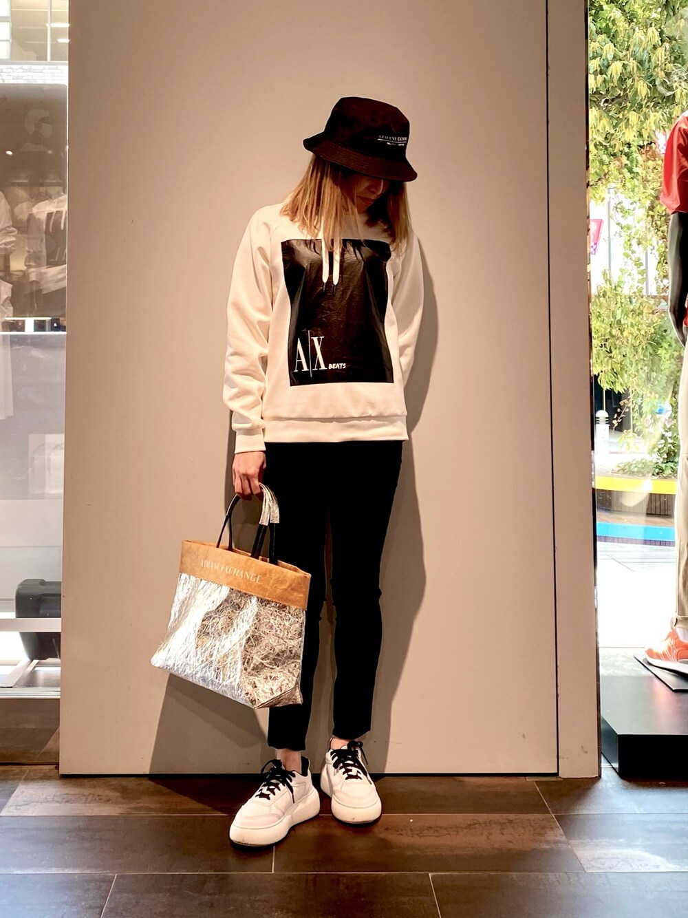 「armaniexchange、AXchanger、アルマーニエクスチェンジ、カジュアルコーデ、パーカーコーデ、低身長コーデ、パーカー、バケットハット、モノトーンコーデ、スニーカーコーデ」｜「ARMANI EXCHANGEの【A|X アルマーニ エクスチェンジ】AX BEATS　フーデッドパーカー（スウェット、ホワイト系）」を使った、peachさん（レディース・157cm）の春コーディネートの1枚目の写真