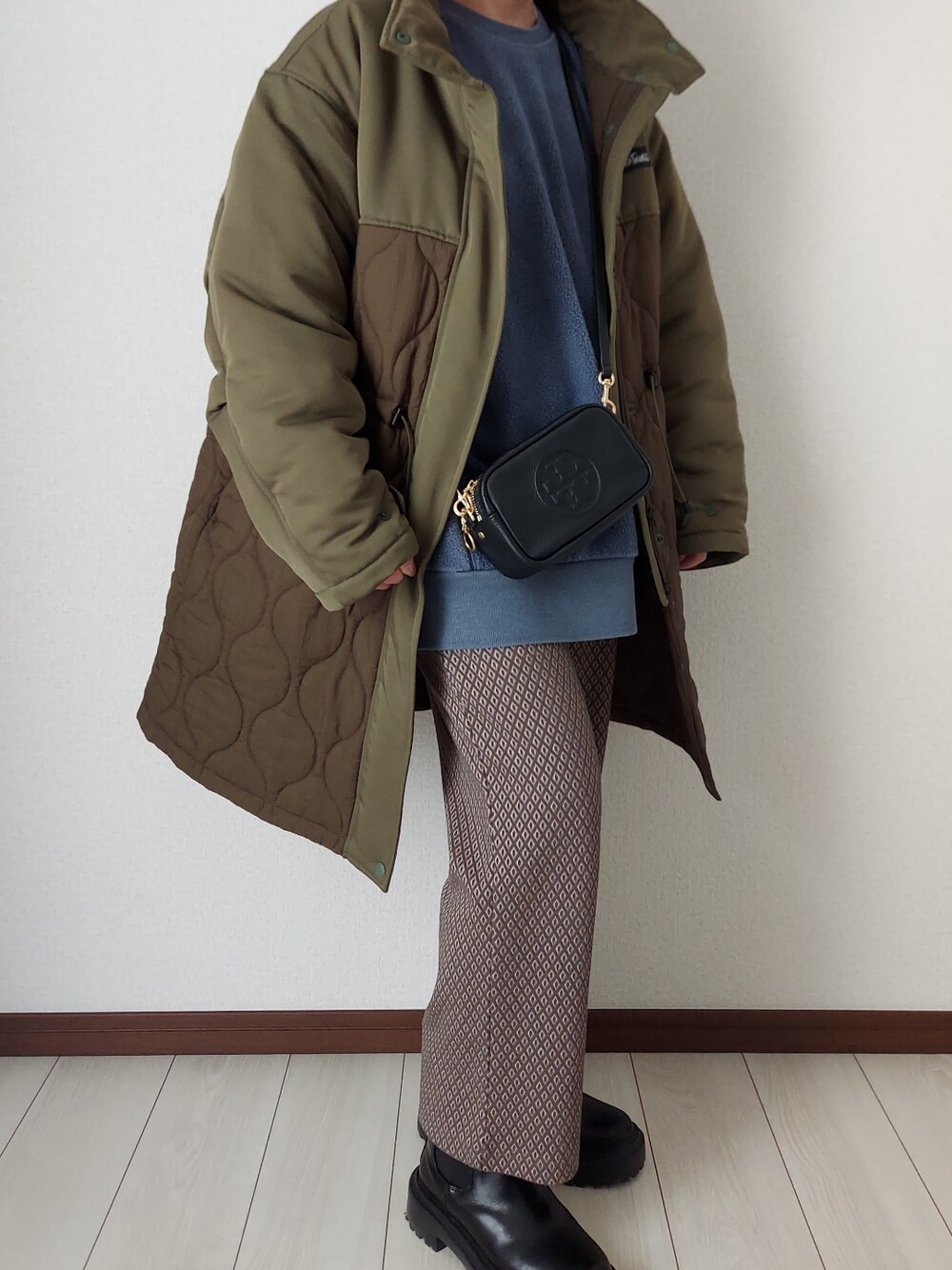 グリーン系のその他アウター、ブルー系のスウェット、ブラック系のショルダーバッグを着用したレディースの春コーディネートの2枚目の写真