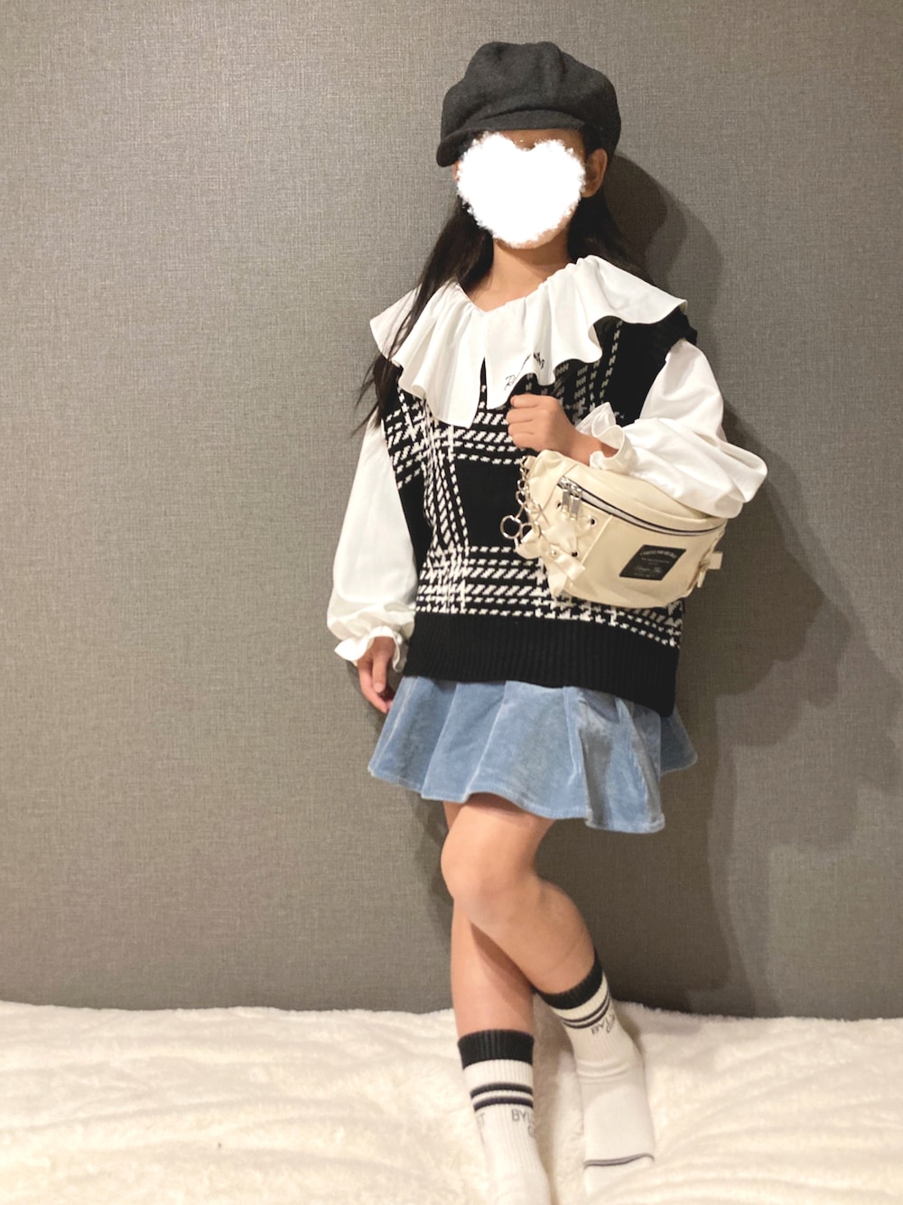 「キッズファッション、バイラビット、しまむら、ハートポケット、女の子、冬コーデ、ビッグカラー、ティアードスカート、いーちゃんコーデ」｜「by LOVEiTのロゴラインクルー丈ソックス【日本製】（ソックス/靴下、ホワイト系）」を使った、akunichanutanさん（キッズ・134cm）の冬コーディネートの1枚目の写真
