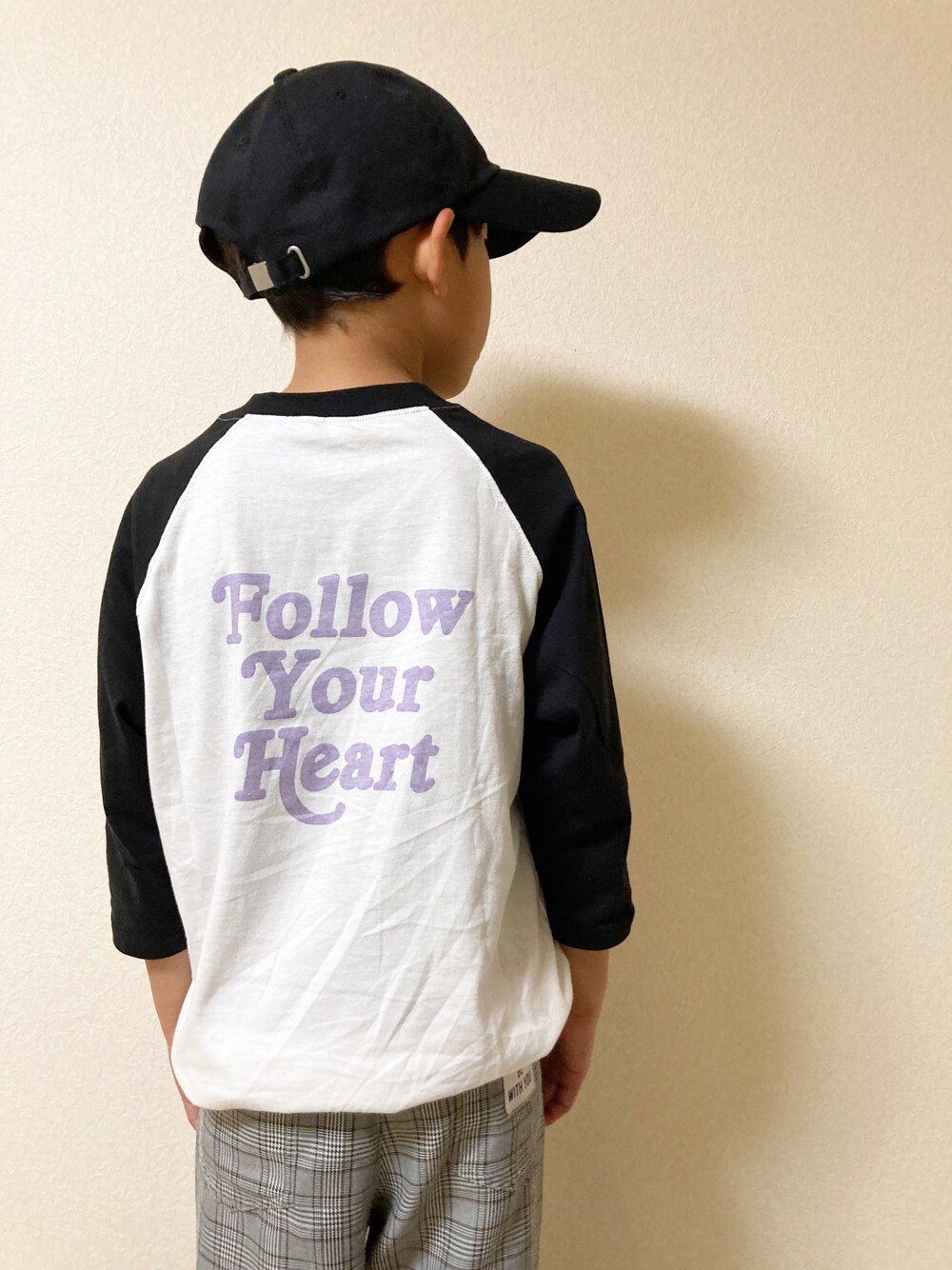 「ビールーム、男の子コーデ、チェックパンツ、ラグランTシャツ、キッズコーデ、バックロゴ、シェフパンツ、キャップ、夏コーデ、春コーデ、あーくんコーデ、ZOZOKIDSDAY」｜「b・ROOMのビッグシルエット7分袖ラグランTシャツ【PTPR】（Tシャツ/カットソー、ブラック系）」を使った、akunichanutanさん（キッズ・133cm）の春コーディネートの1枚目の写真