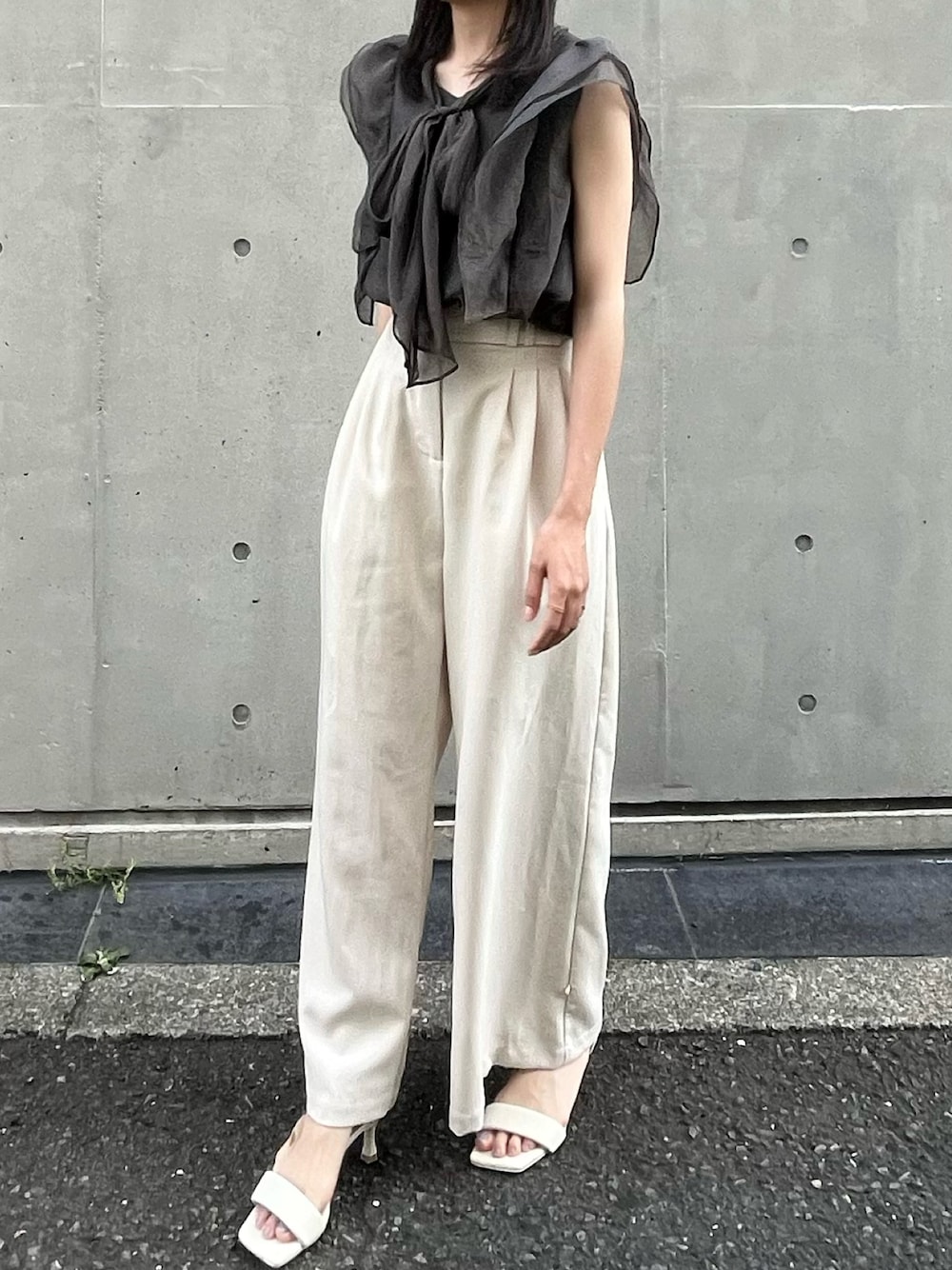 「夏ルックで気分アップ、低身長、低身長コーデ、149cm、透け感ブラウス、透け感トップス、パンツスタイル、おしゃれさんと繋がりたい、夏コーデ」｜「mipiarlのノースリーブボウタイワッシャーシアーブラウス（シャツ/ブラウス、グレー系）」を使った、kae さん（骨格ウェーブ・レディース・149cm）の夏コーディネートの1枚目の写真