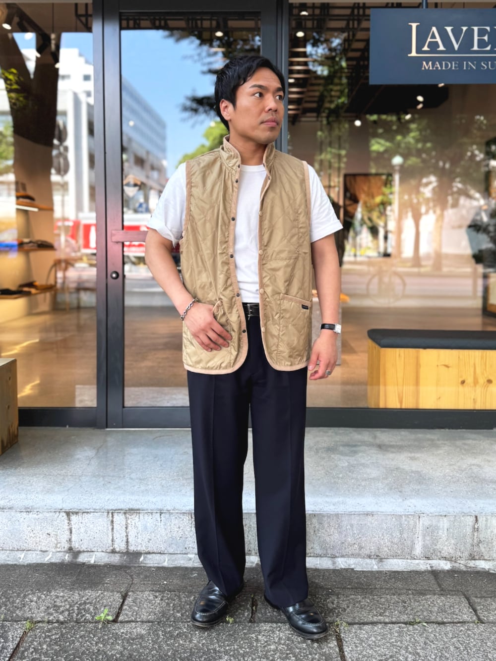 「白Tシャツ、Tシャツ、ベスト、LAVENHAM、イギリス、キルティングベスト、ラベンハム、春夏コーデ、メンズコーデ、オトナカジュアル、キレイめカジュアル、レイヤードスタイル、初夏コーデ、Jackman、ジャックマン」｜「LAVENHAMの【 日本製・USコットン半袖Tシャツ 】Jackman X Lavenham Lightweight Quilt Pocket Tee / ジャックマン X ラベンハム ライトウェイト キルト ポケット ティー（Tシャツ/カットソー、ホワイト系）」を使った、Lavenham 横浜さん（メンズ・170cm）の春コーディネートの1枚目の写真