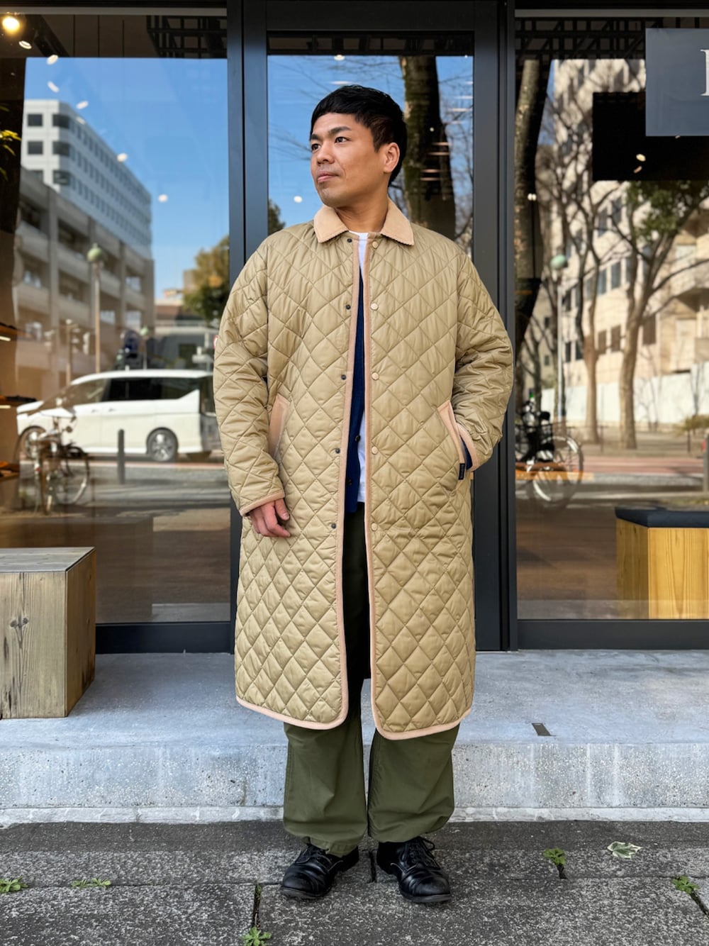 「LAVENHAM、イギリス、キルティングベスト、キルティングコート、キルティングジャケット、ラベンハム、Lavenham、キレイめカジュアル、大人コーデ、メンズコーデ、カジュアルスタイル、カーゴパンツ、ステンカラーコート」｜「LAVENHAMのChantry Mens / チャントリー メンズ（ステンカラーコート、ベージュ系）」を使った、Lavenham 横浜さん（メンズ・170cm）の春コーディネートの1枚目の写真