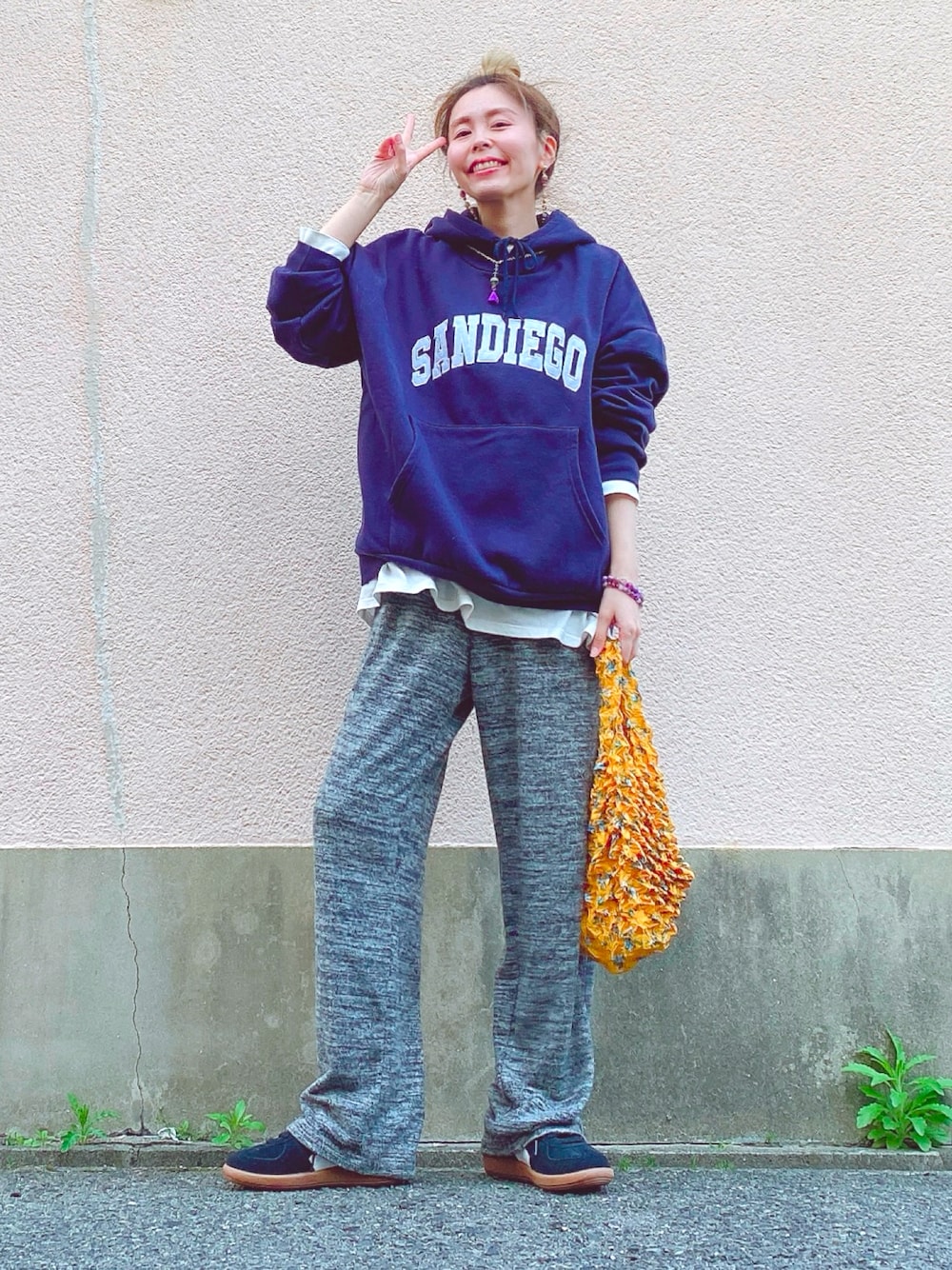 「マンダラクリスタルプラネット、パワーストーン、ハンドメイドアクセサリー、SHEIN、ロゴパーカー、スウェット、PUMA、パレルモ、スニーカー、ネイビー、グレー、春コーデ、シンプルコーデ、メンズライク、レイヤードスタイル」｜「マンダラクリスタルプラネットのアイテム（ネックレス、パープル系）」を使った、yuiteetoyolさん（骨格ナチュラル・レディース・160cm）の春コーディネートの1枚目の写真