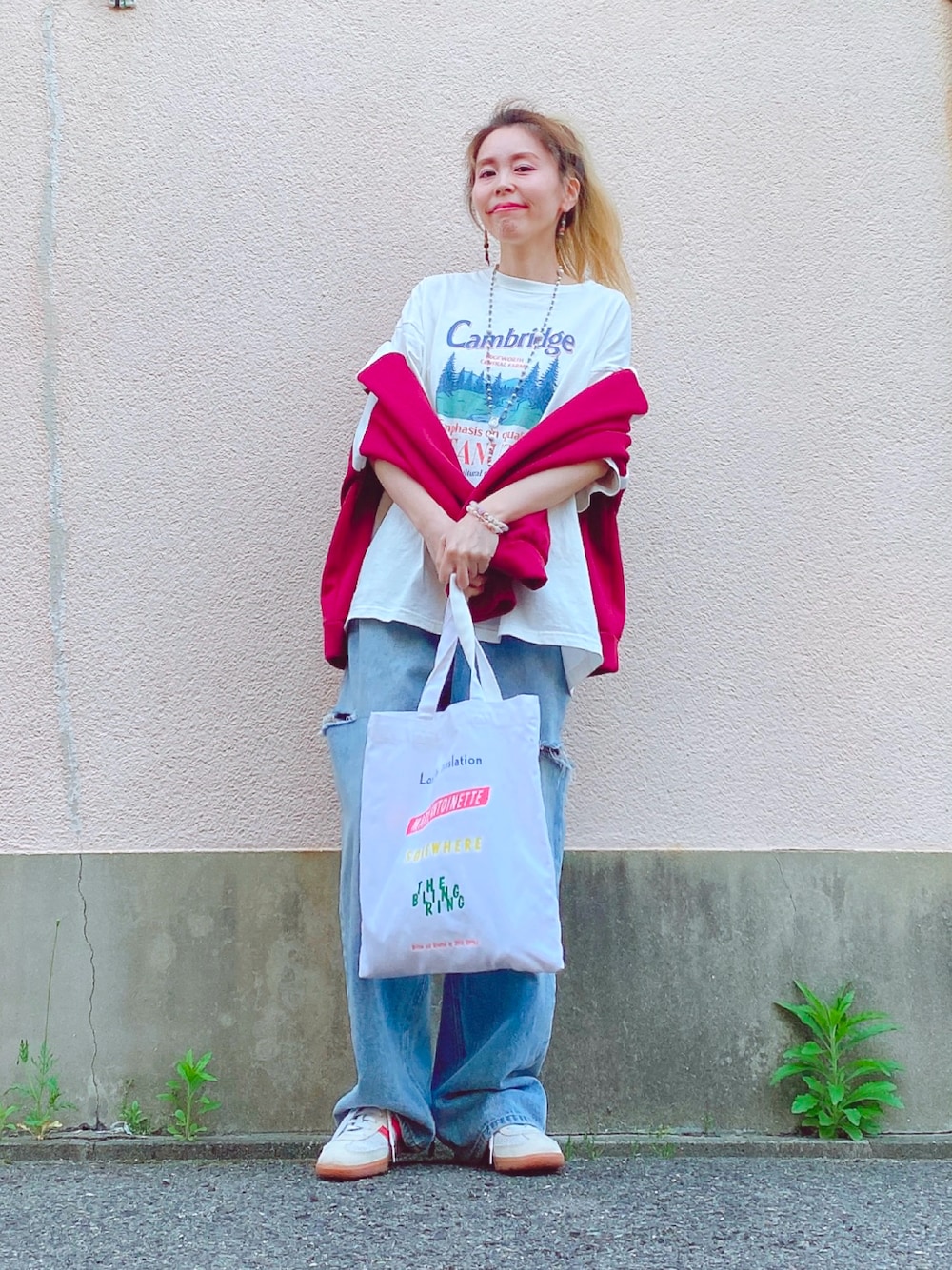 「マンダラクリスタルプラネット、パワーストーンブレスレット、パワーストーンピアス、ロザリオ、SHEIN、スウェットシャツ、Discoat、ロゴT、GRL、サイドカットデニム、adidas originals、サンバ、UNIQLO、トートバッグ、レイヤードスタイル」｜「SHEINのスウェット（スウェット、レッド系）」を使った、yuiteetoyolさん（骨格ナチュラル・レディース・160cm）の春コーディネートの1枚目の写真