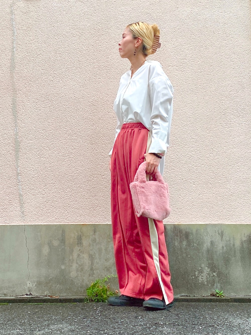 ホワイト系のシャツ/ブラウス、ピンク系のスウェットパンツ、ピンク系のトートバッグを着用したレディースの秋コーディネートの1枚目の写真