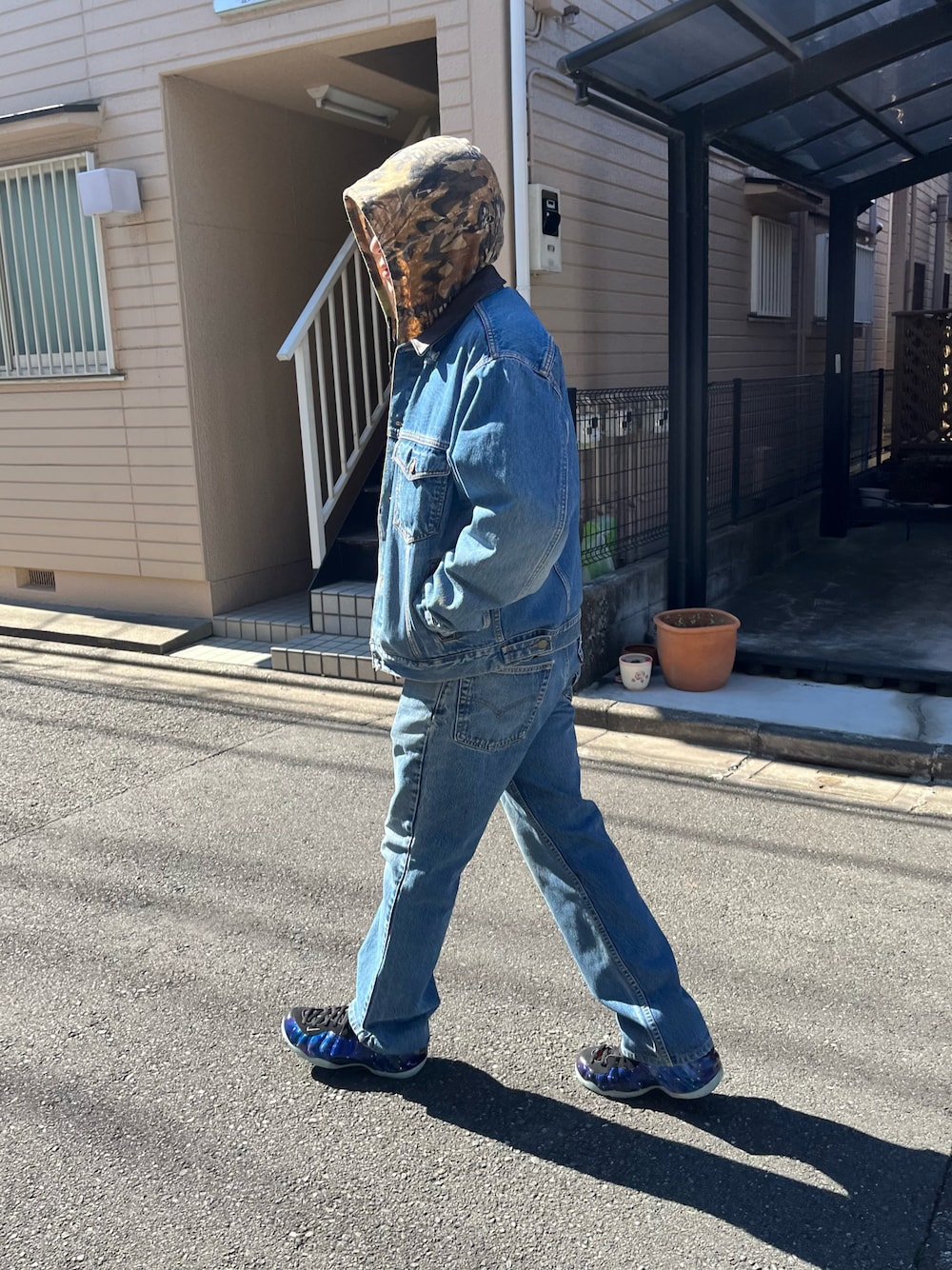 「今日のコーデ、NIKE、スニーカー、デニム、デニムパンツ、デニムジャケット、古着、パーカー、フーディー、春コーデ」｜「リーバイス古着のアイテム（デニムパンツ、ブルー系）」を使った、NO NAMEさん（メンズ・172cm）の冬コーディネートの1枚目の写真