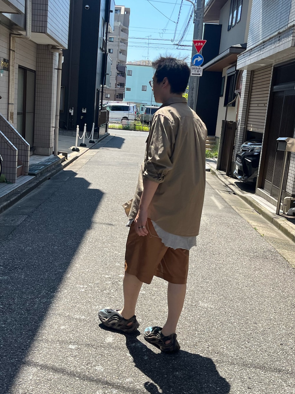「夏ルックで気分アップ、ハーフパンツ、adidas、yeezy、シャツスタイル、夏コーデ、メガネ男子」｜「GOODENOUGHのアイテム（シャツ/ブラウス、ブラウン系）」を使った、NO NAMEさん（メンズ・171cm）の夏コーディネートの1枚目の写真