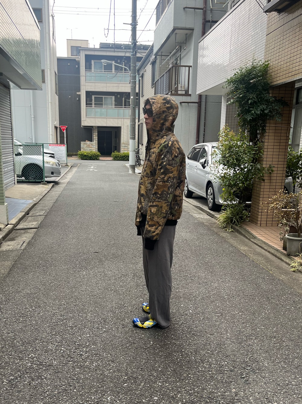 「フーディー、春めき満開コーデ、古着MIX、サングラス、スニーカー、NIKE、スウェットパンツ、スウェット、カモフラ」｜「古着のアイテム（パーカー、その他）」を使った、NO NAMEさん（メンズ・172cm）の春コーディネートの1枚目の写真