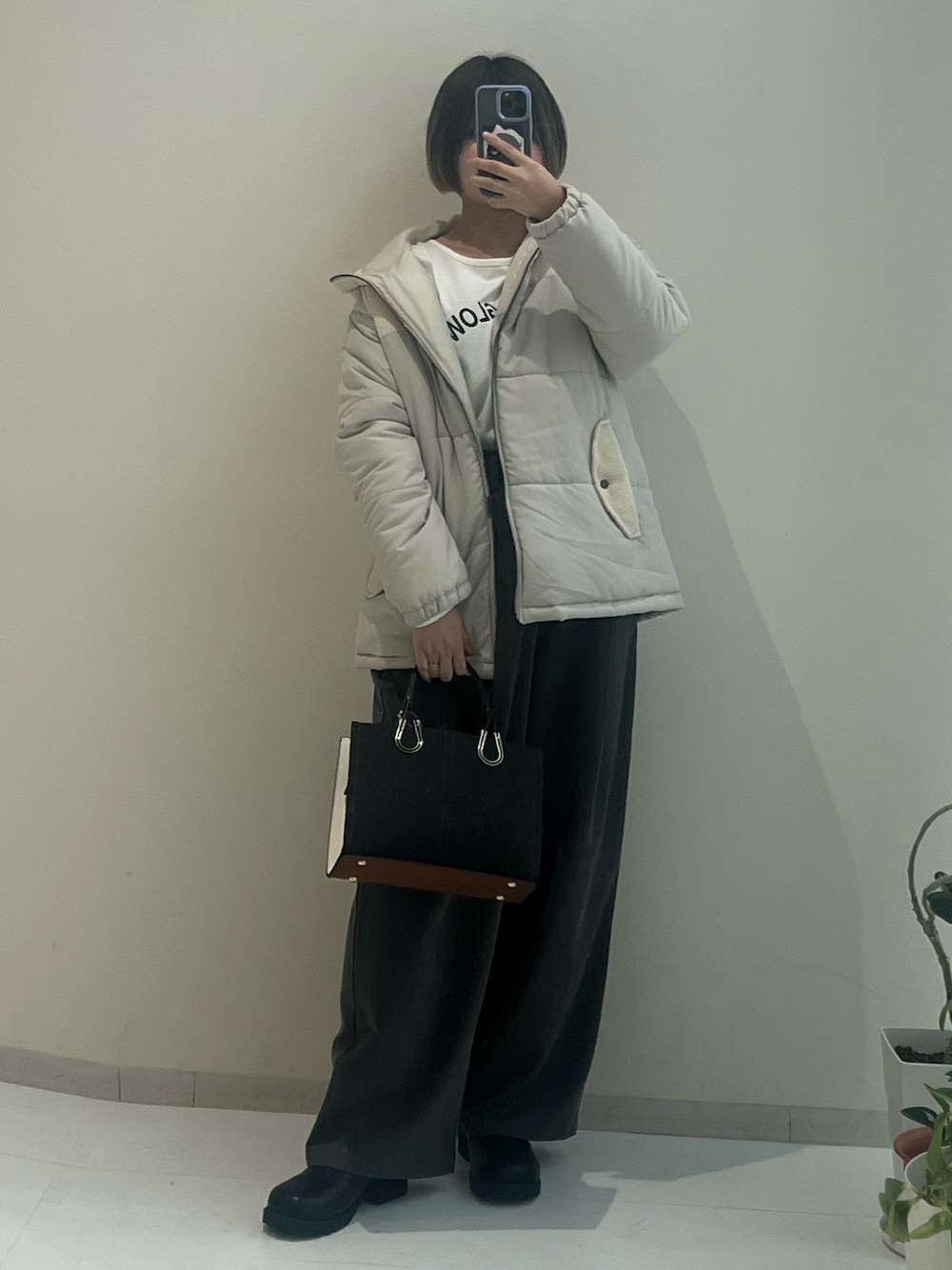 ホワイト系のTシャツ/カットソー、グレー系のその他パンツ、ブラック系のブーツを着用したレディースの秋コーディネートの1枚目の写真