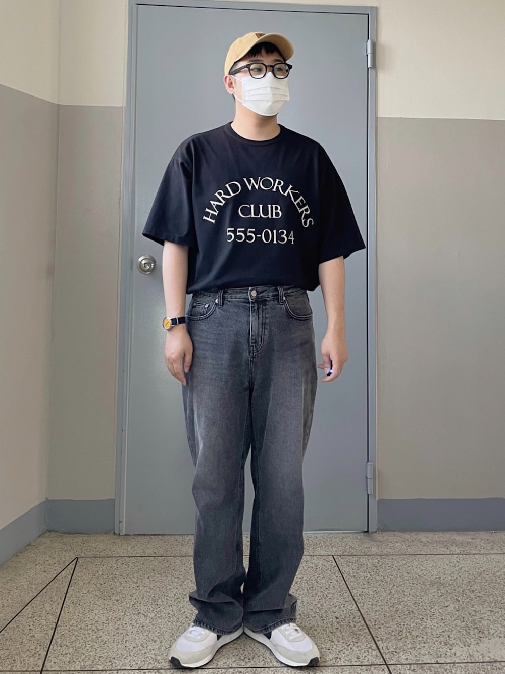 ブラック系のTシャツ/カットソー、ベージュ系のスニーカー、グレー系のデニムパンツを着用したメンズの秋コーディネートの1枚目の写真