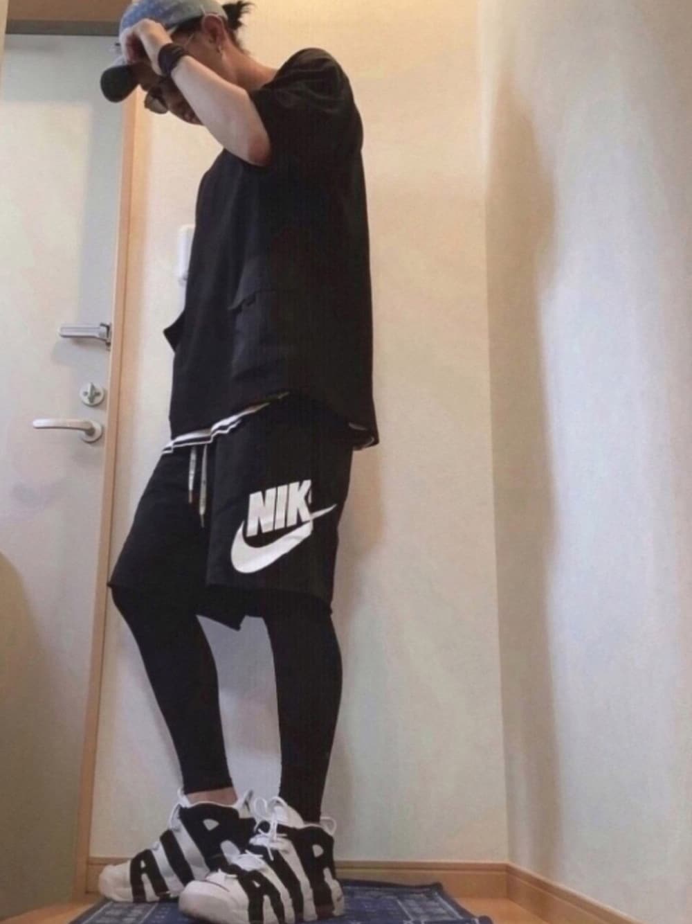 ブラック系のTシャツ/カットソー、ブラック系のタンクトップ、ブラック系のその他パンツを着用したメンズの夏コーディネートの1枚目の写真