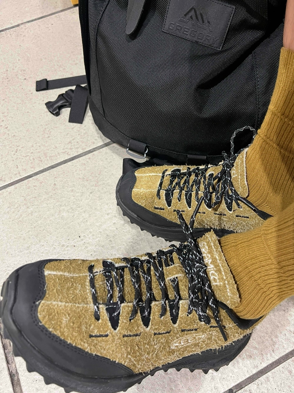 「KEENのアイテム（その他シューズ、ベージュ系）」を使った、liangliu512さん（メンズ・166cm）の秋コーディネートの1枚目の写真