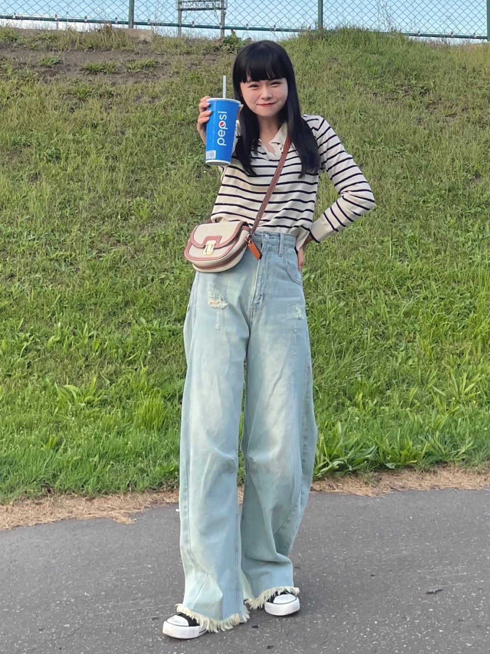 「韓国ファッション、秋服準備はじめました、秋コーデ、きれいめカジュアル、ボーダー、ポロシャツ、お出かけコーデ、休日スタイル、スニーカー、デニム、ショルダーバッグ、ミニバック、アウトドアスタイル、淡色コーデ」｜「LAUIRのボーダーポロニット（ニット/セーター、ベージュ系）」を使った、tomoka︎︎︎︎︎☺︎さん（骨格ナチュラル・レディース・157cm）の秋コーディネートの1枚目の写真