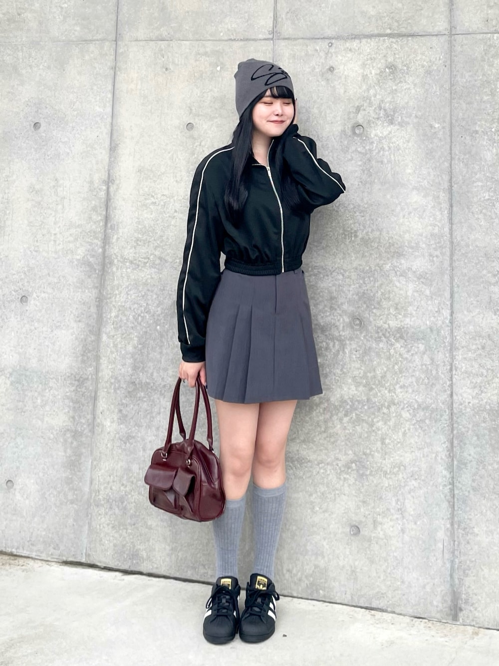 「プチプラ、春コーデ、ストリート、韓国ファッション、トラックジャケット、春アウター、ミニスカート、ハンドバッグ、スニーカー、ビーニー、お出かけコーデ、休日スタイル」｜「EPICKSのワンポイントサイドラインショートトラックジャケット（ジャージ、ブラック系）」を使った、tomoka︎︎︎︎︎☺︎さん（骨格ナチュラル・レディース・157cm）の春コーディネートの1枚目の写真
