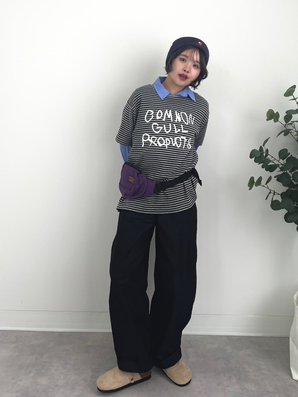 ブラック系のチノパンツ、グレー系のTシャツ/カットソー、ブルー系のシャツ/ブラウスを着用したレディースの秋コーディネートの1枚目の写真
