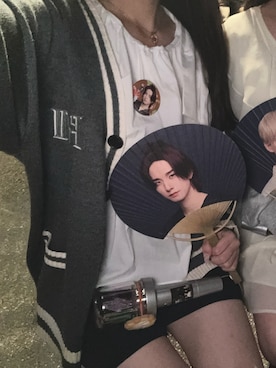 「FRAY I.D（フレイアイディー）のトラッドライクVネックニットカーディガン（Cardigans、グレー系）」を使った、まさん（レディース・155cm）の夏コーディネート
