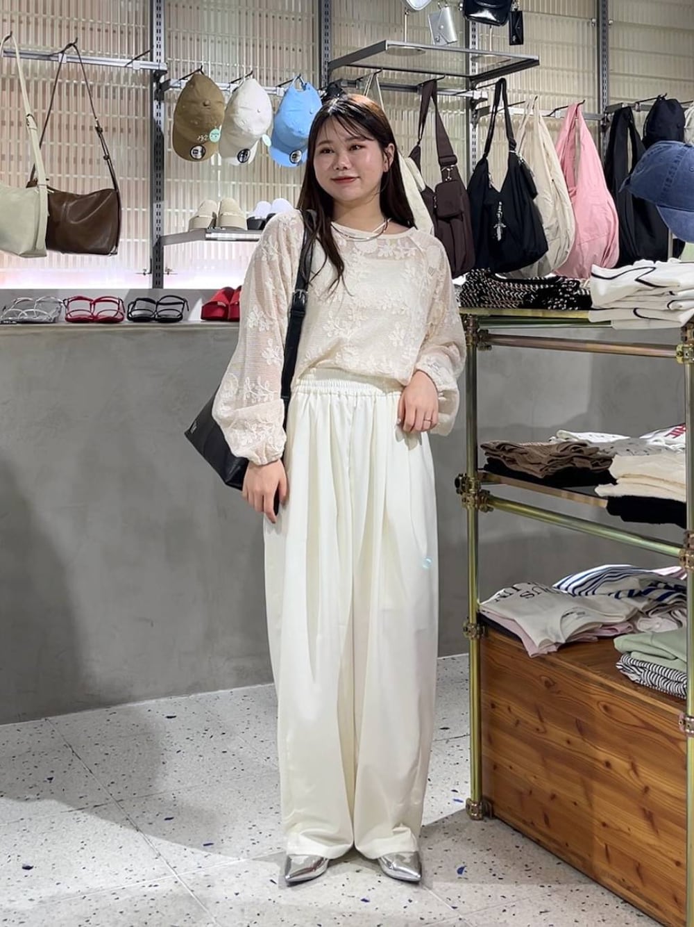 シルバー系のパンプス、ホワイト系のシャツ/ブラウス、ベージュ系のキャミソールを着用したレディースの春コーディネートの1枚目の写真