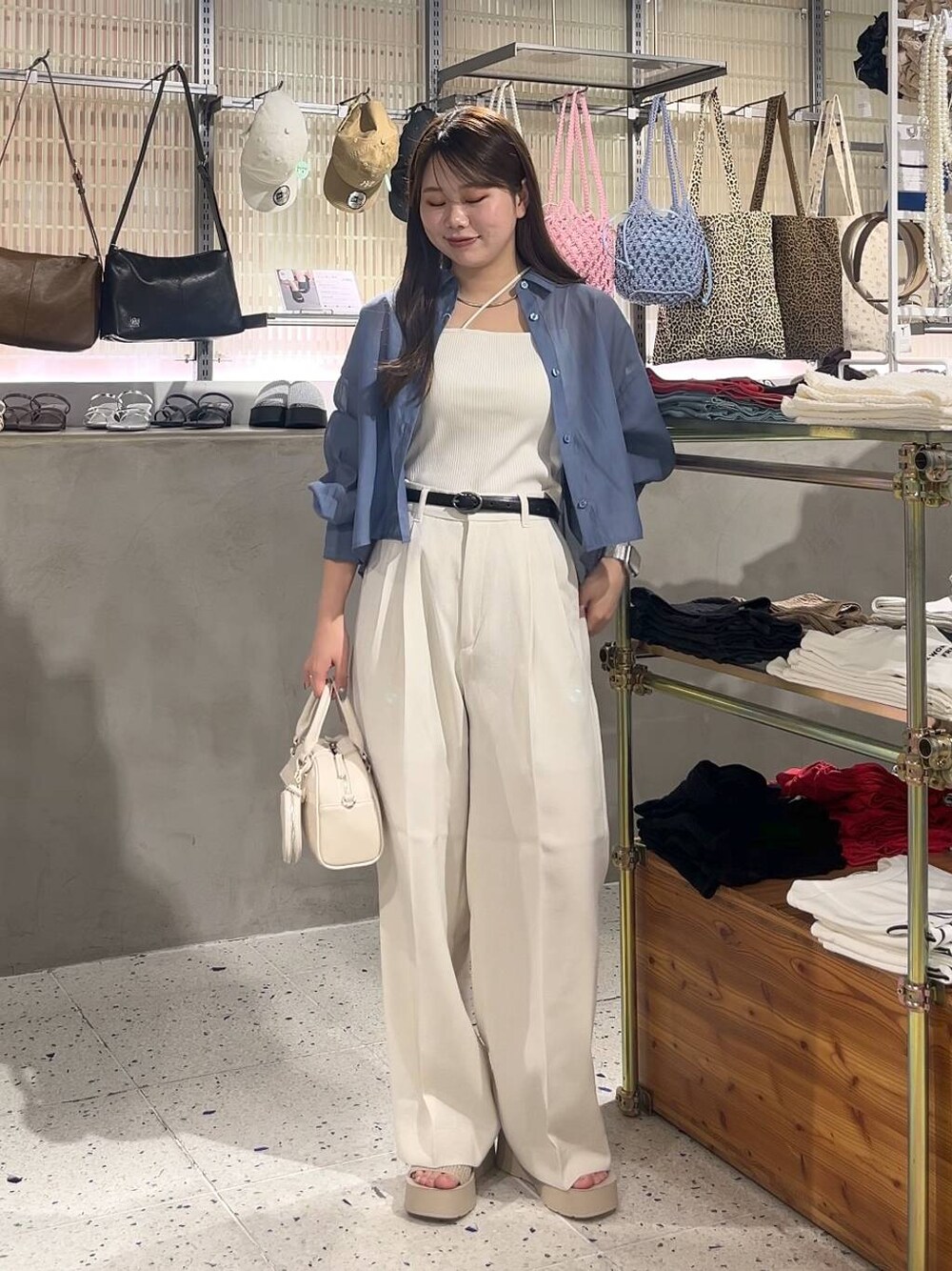 ブルー系のシャツ/ブラウス、ホワイト系のスラックス、ホワイト系のサンダルを着用したレディースの夏コーディネートの1枚目の写真