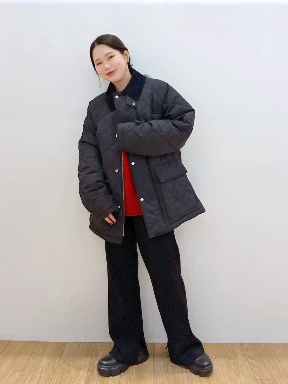 ブラック系のブーツ、レッド系のTシャツ/カットソー、ブラック系のその他パンツを着用したレディースの冬コーディネートの1枚目の写真