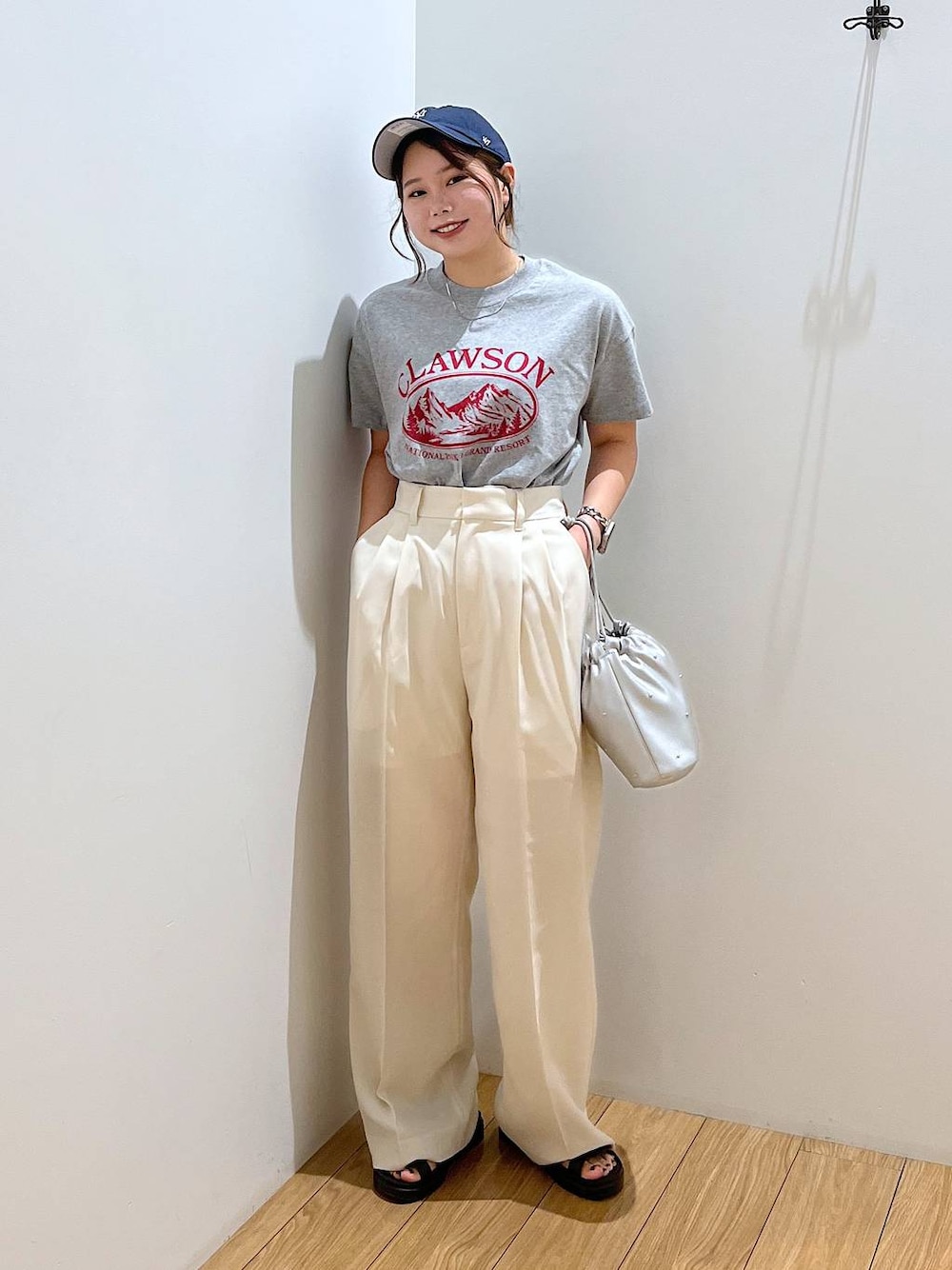 「夏コーデ、低身長、着痩せ・細見え、カジュアル、ローリーズスタイル_LOWRYS FARM、LOWRYS FARM」｜「LOWRYS FARMのプリントＢＩＧＴＥＥ　 103005（Tシャツ/カットソー、グレー系）」を使った、Lunaさん（レディース・155cm）の夏コーディネートの1枚目の写真