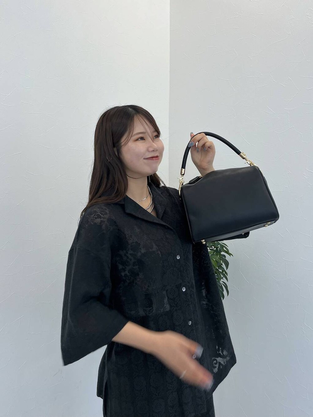 ブラック系のシャツ/ブラウスを着用したレディースの夏コーディネートの1枚目の写真