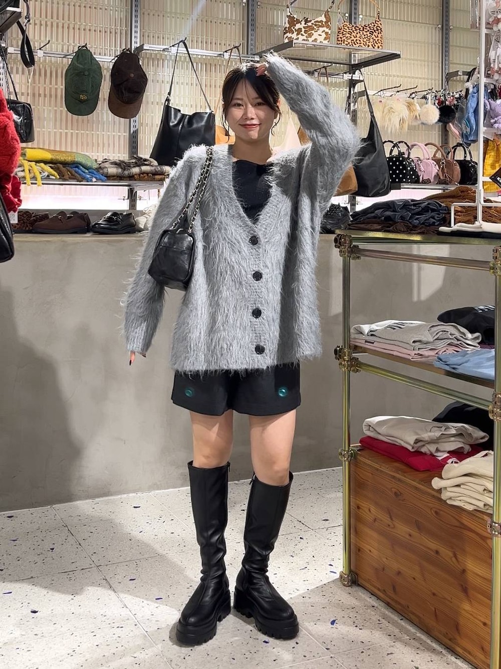 グレー系のその他パンツ、ブラック系のブーツ、ブラック系のニット/セーターを着用したレディースの秋コーディネートの1枚目の写真