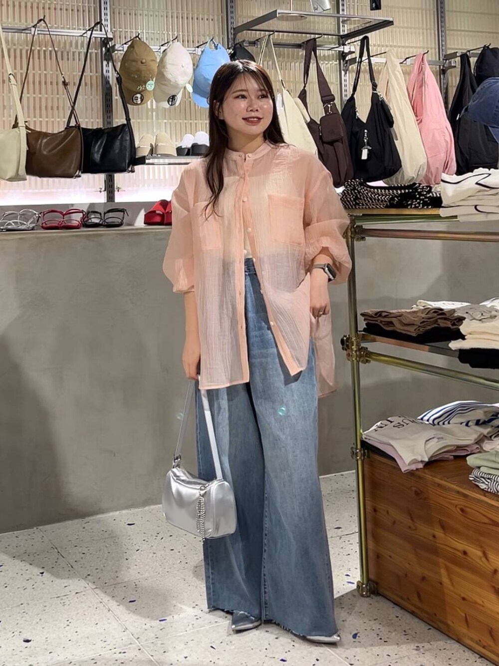 シルバー系のトートバッグ、シルバー系のパンプス、ベージュ系のキャミソールを着用したレディースの春コーディネートの1枚目の写真