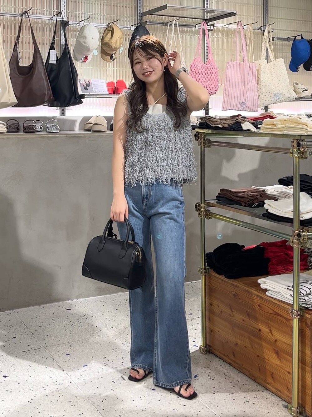 ベージュ系のキャミソール、ブラック系のサンダル、グレー系のベストを着用したレディースの春コーディネートの1枚目の写真