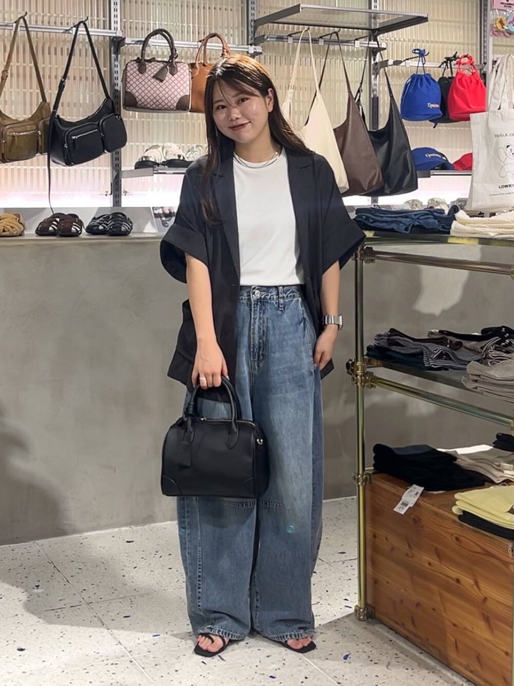 ホワイト系のTシャツ/カットソー、ブルー系のデニムパンツ、ブラック系のサンダルを着用したレディースの夏コーディネートの1枚目の写真