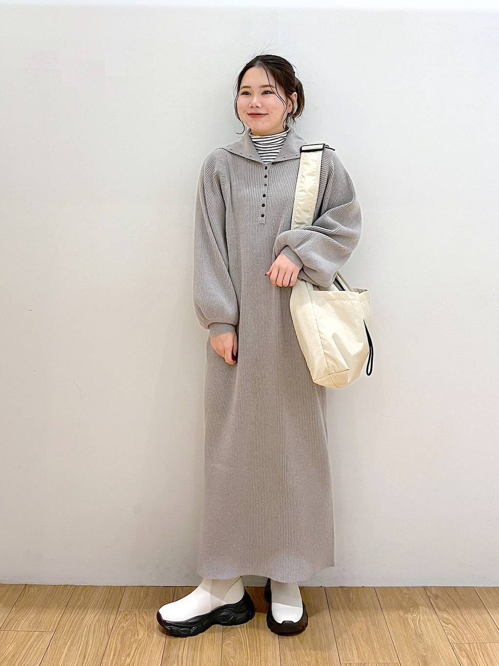 「低身長、着痩せ・細見え、カジュアル、ローリーズスタイル_LOWRYS FARM、LOWRYS FARM、スタッフヘアネイル、あったか防寒シューズ、ニット、ワンピース」｜「LOWRYS FARMのボーダータートル　167936（Tシャツ/カットソー、ホワイト系）」を使った、Lunaさん（レディース・155cm）の冬コーディネートの1枚目の写真