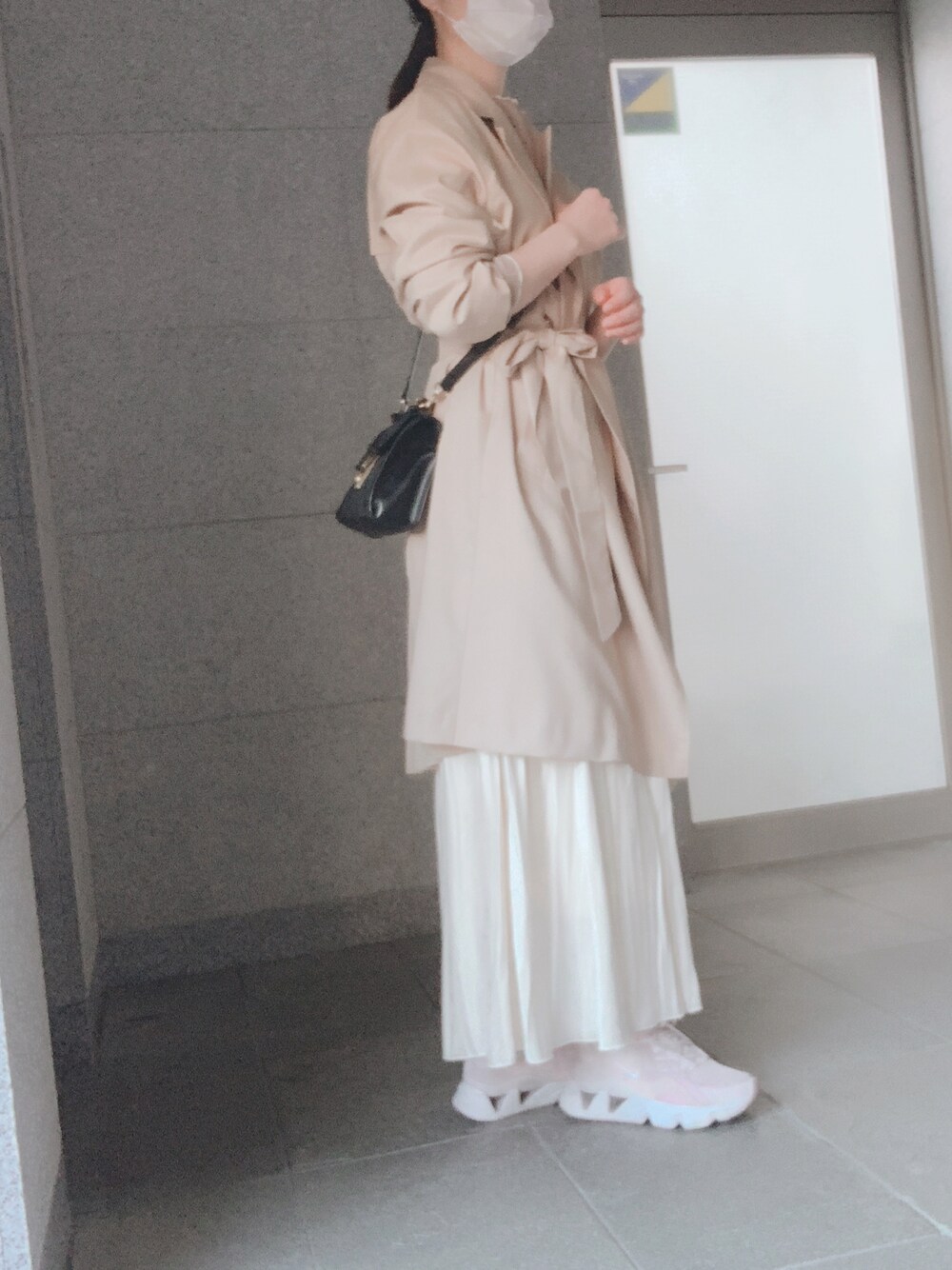 「トレンチコート、プリーツスカート、春のお出かけコーデ、スニーカー女子、カジュアルガーリー、春服みてみて、ちょっとそこまで、抜け感」｜「しまむらのアイテム（トレンチコート、ベージュ系）」を使った、manamさん（レディース・160cm）の春コーディネートの1枚目の写真