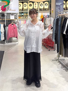 「LOWRYS FARM（ローリーズファーム）のフリルフードシャツ　579513（シャツ/ブラウス、その他）」を使った、nanakoさん（レディース・156cm）の夏コーディネート