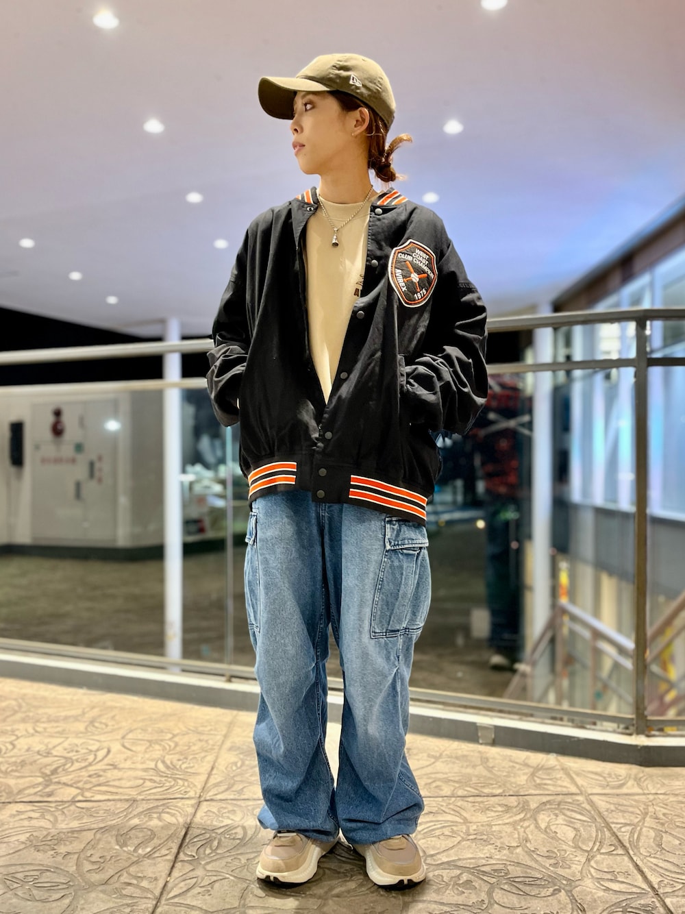 ベージュ系のスウェット、その他のカーゴパンツ、ブラック系のスタジャンを着用したレディースの秋コーディネートの1枚目の写真