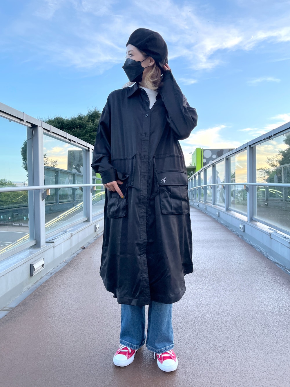 ブルー系のデニムパンツ、ホワイト系のTシャツ/カットソー、ブラック系のシャツワンピースを着用したレディースの秋コーディネートの1枚目の写真