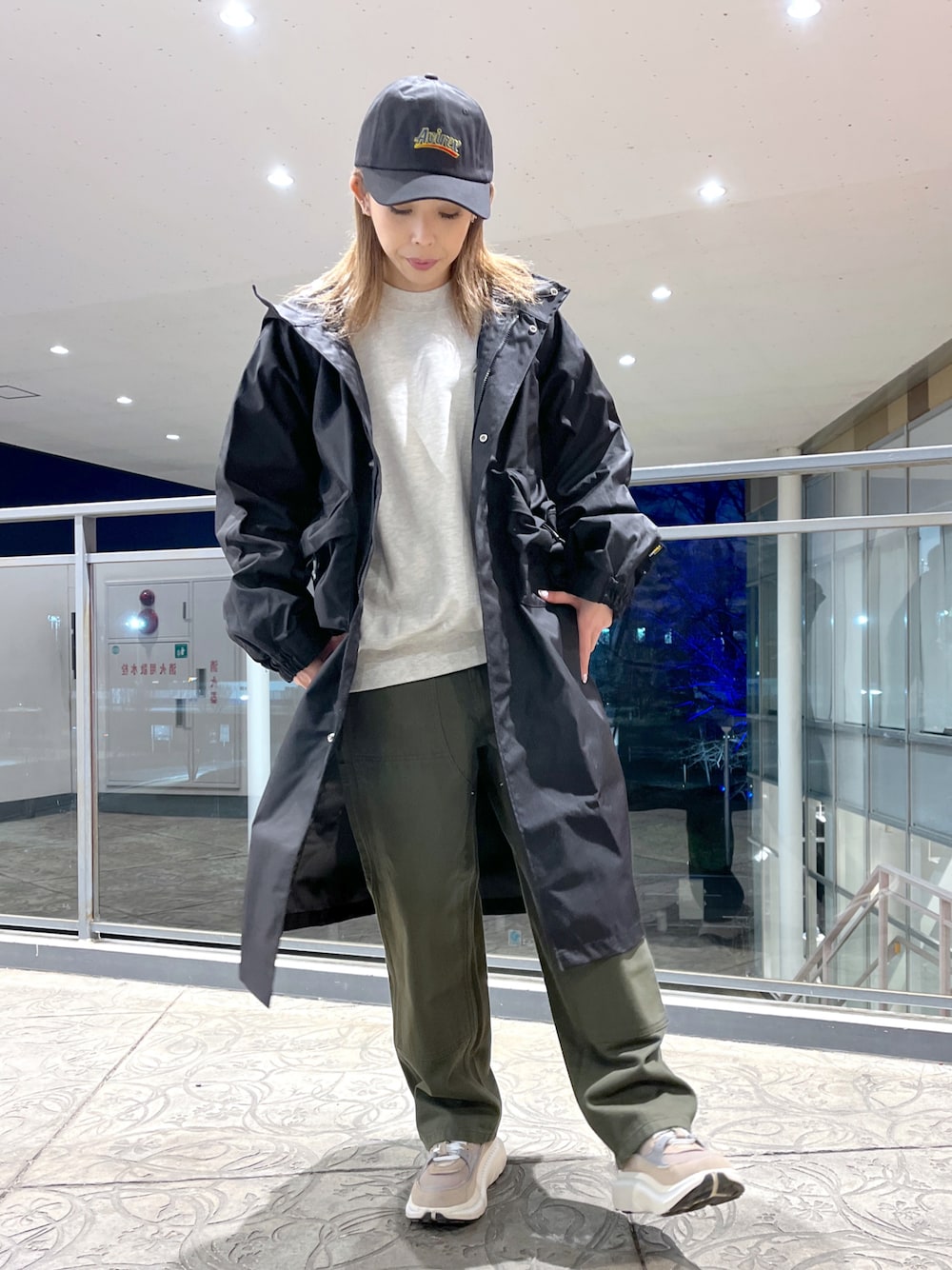 グリーン系のその他パンツ、ベージュ系のスウェット、ブラック系のモッズコートを着用したレディースの冬コーディネートの1枚目の写真