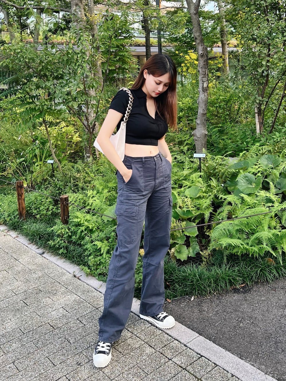 「シンプルコーデ、パンツスタイル、休日コーデ、おしゃれさんと繋がりたい、スニーカーコーデ、ブラック、パンツコーデ、厚底シューズ、コンバース、ハンドバッグ、ZARA、ザラジョ、eimy istoire、カーゴパンツ、ショート丈トップス」｜「ZARAのアイテム（Tシャツ/カットソー、ブラック系）」を使った、M.さん（レディース・169cm）の秋コーディネートの1枚目の写真