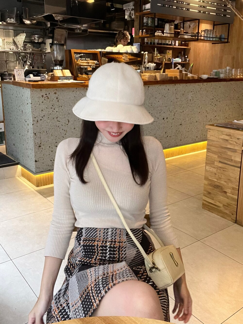 「CA4LAのアイテム（ハット、ホワイト系）」を使った、M.さん（レディース・169cm）の秋コーディネートの1枚目の写真